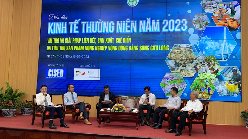 Các đại biểu thảo luận tại diễn đàn.