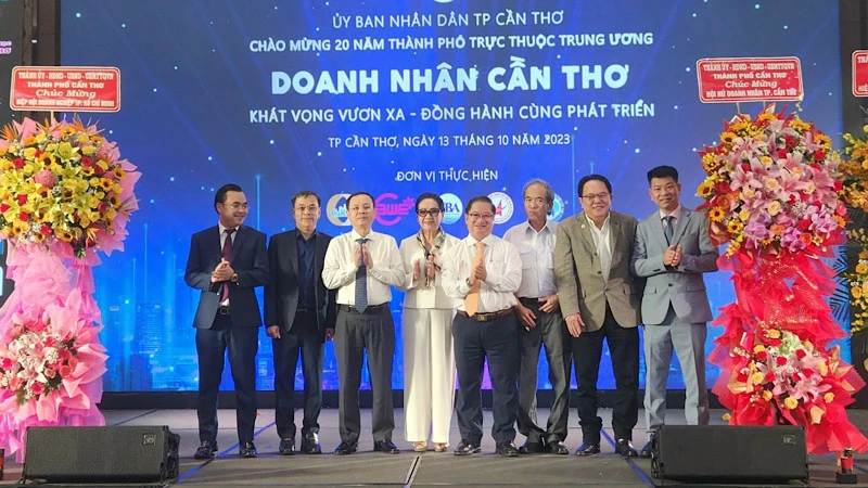 Lãnh đạo Thành ủy Cần Thơ chúc mừng các doanh nhân.