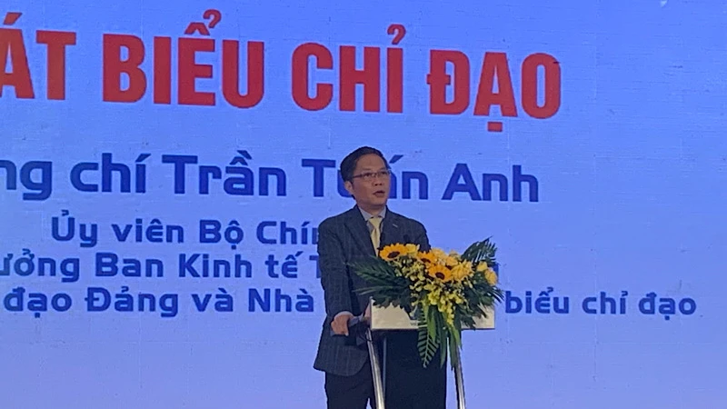 Đồng chí Trần Tuấn Anh, Trưởng Ban Kinh tế Trung ương phát biểu tại diễn đàn.