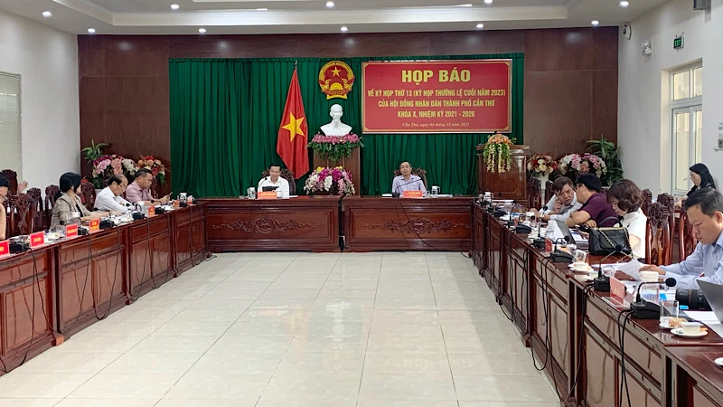 Quang cảnh buổi họp báo.