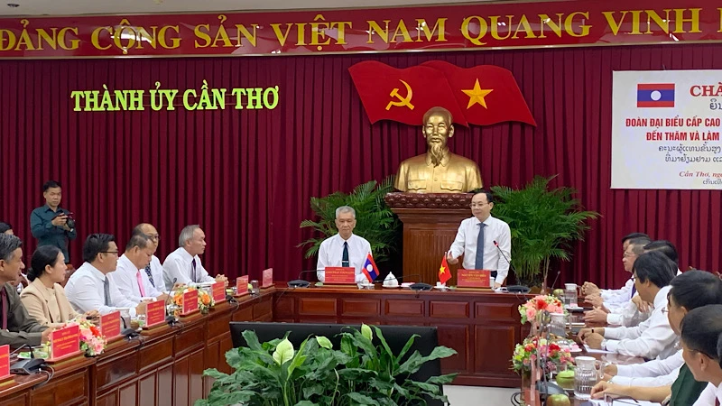 Quang cảnh buổi làm việc.