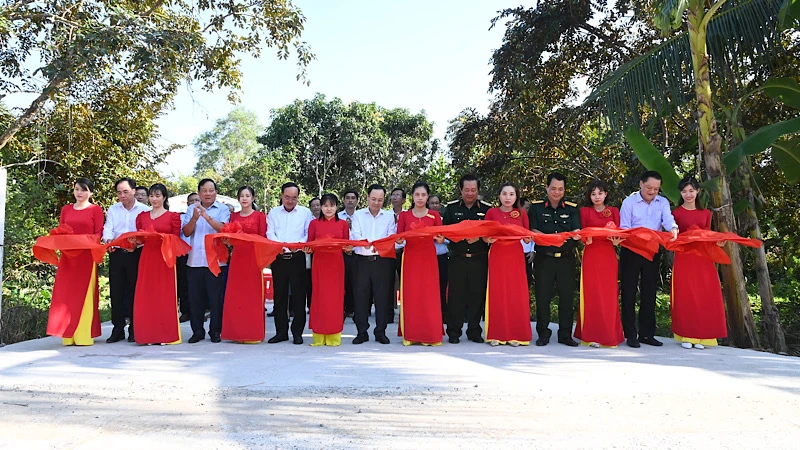 Lãnh đạo Cần Thơ, Bộ Chỉ huy Quân sự thành phố cắt băng khánh thành tuyến giao thông ở xã Nhơn Ái dịp Tết quân dân.