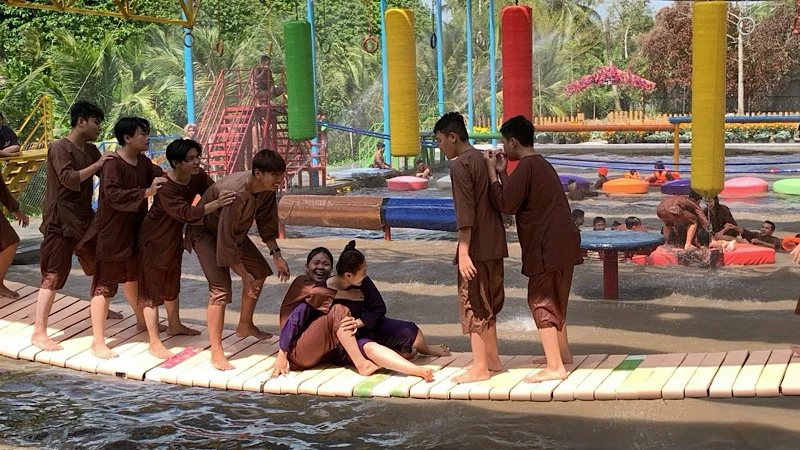 Du khách vui chơi ở khu du lịch sinh thái huyện Phong Điền, Cần Thơ.