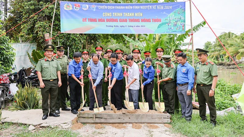 Khởi công làm đường giao thông nông thôn ở xã Trường Xuân, huyện Thới Lai.