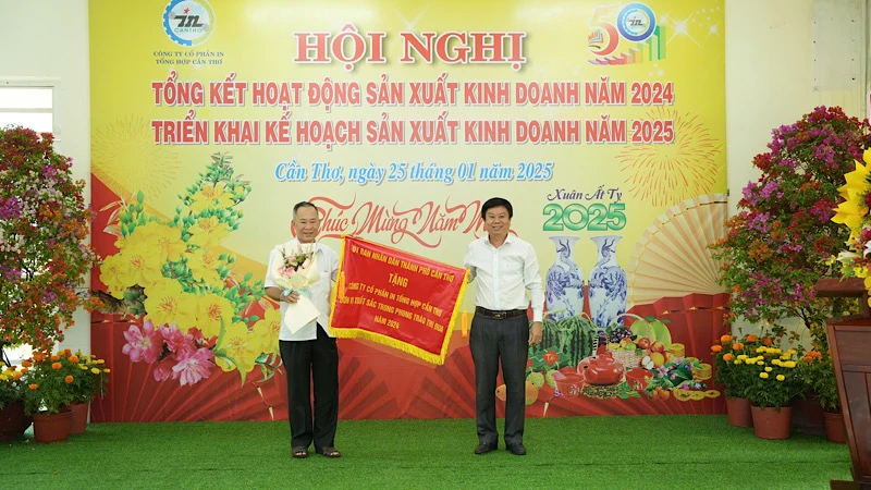 Lãnh đạo Đảng ủy Khối doanh nghiệp Cần Thơ trao cờ thi đua xuất sắc của Ủy ban nhân dân thành phố Cần Thơ cho lãnh đạo Công ty Cổ phần In tổng hợp Cần Thơ.