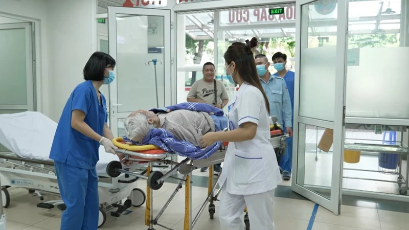 Đón tiếp bệnh nhân ở khoa Cấp cứu, Bệnh viện Hữu Nghị.