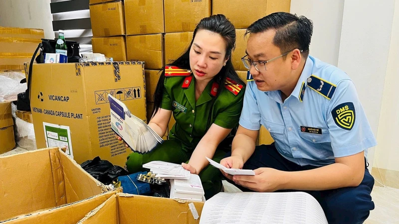 Khám xét kho hàng của đường dây sản xuất hơn 100 tấn thực phẩm chức năng, thiết bị y tế giả vừa bị Công an Hà Nội triệt phá. (Ảnh: PC03 (Công an Hà Nội) cung cấp)