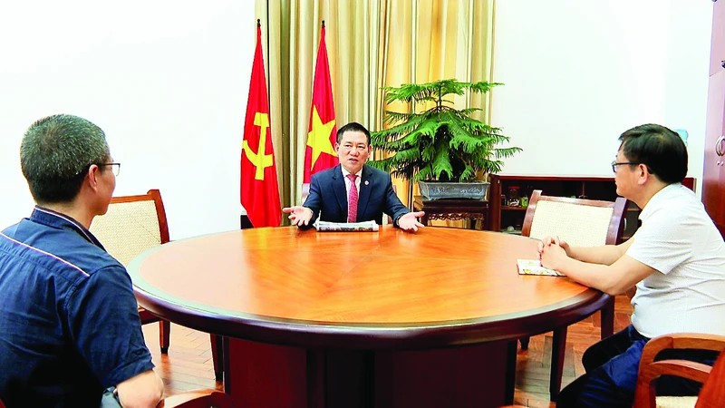 Ngay sau khi loạt bài Khơi thông dòng vốn đầu tư công đăng tải, Bộ trưởng Tài chính Hồ Đức Phớc đã có buổi làm việc với phóng viên Báo Nhân Dân để làm rõ hơn những vấn đề được nêu trong bài viết.