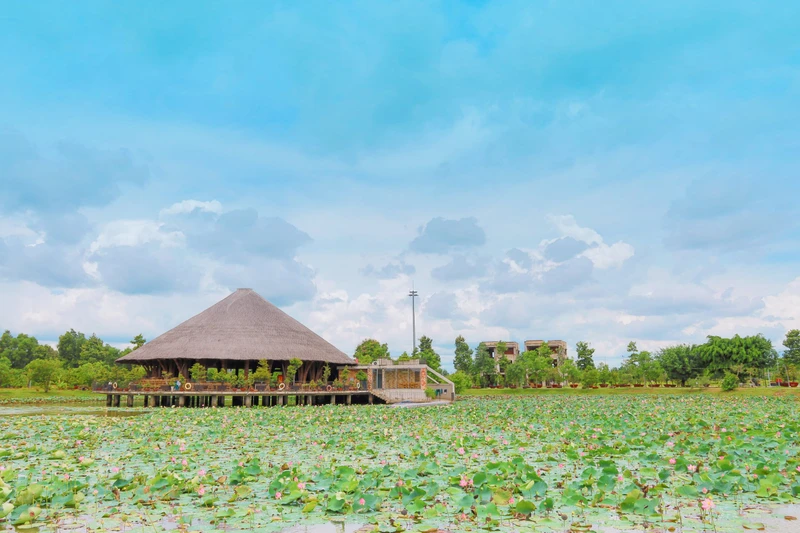  Công trình Trung tâm hội nghị Tre Việt (ở huyện Đức Hòa, tỉnh Long An) có nhiều nét kiến trúc hài hòa với thiên nhiên. 