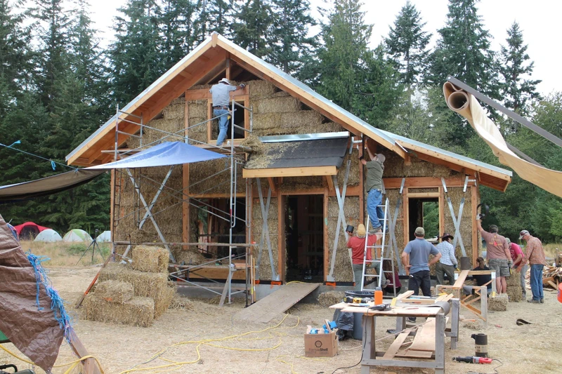 Dựng nhà với rơm đóng kiện và gỗ. Nguồn: Strawbale.com 