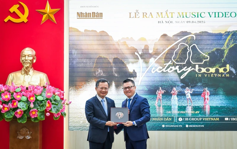  Đồng chí Lê Quốc Minh (bên phải ảnh) trao tặng MV Victory-Bond in Vietnam đến đồng chí Cao Tường Huy, Phó Chủ tịch Uỷ ban nhân dân tỉnh Quảng Ninh. Ảnh: Thành Đạt