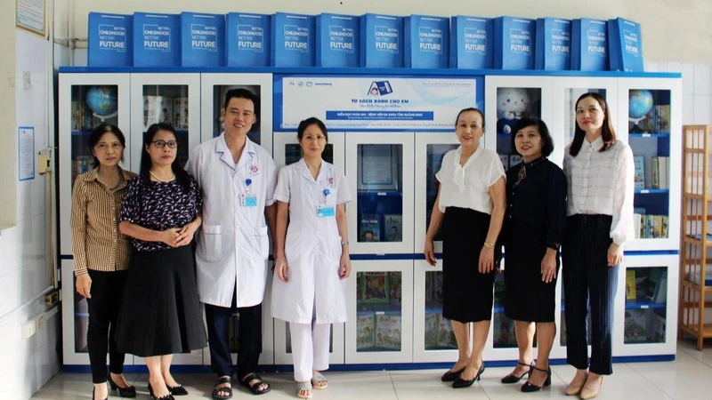 Trao tặng “Tủ sách xanh cho em” cho Khoa Nhi, Bệnh viện Đa khoa tỉnh Quảng Ninh.