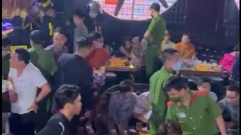 Lực lượng Công an kiểm tra bên trong quán Vip Lounge.