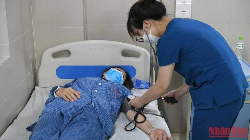 Bệnh nhân cúm A nhập viện theo dõi vì triệu chứng sốt cao dồn dập. (Ảnh: THÀNH ĐẠT)