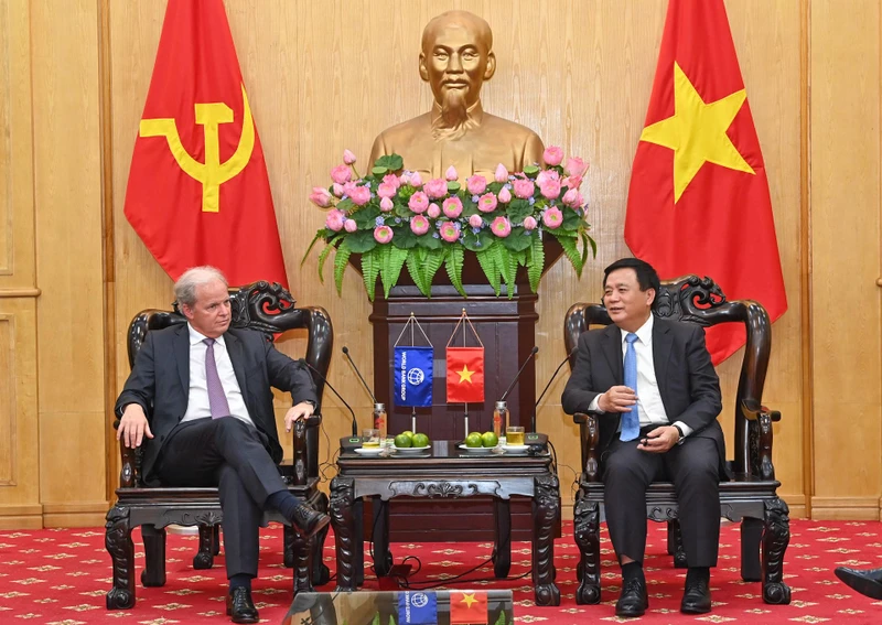 Giám đốc Học viện Chính trị quốc gia Hồ Chí Minh Nguyễn Xuân Thắng tiếp Tổng Giám đốc Điều hành Ngân hàng Thế giới Axel van Trotsenburg. (Ảnh: DUY LINH)