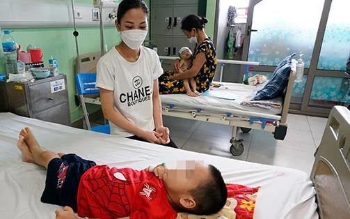 Bệnh nhi đang điều trị tại Bệnh viện Nhi Trung ương. 