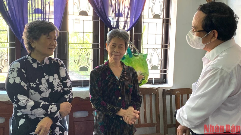 Đồng chí Nguyễn Văn Nên thăm hỏi cụ Nguyễn Thị Hoa (73 tuổi) và cụ Nguyễn Thị Bé (74 tuổi) được chăm sóc tại Trung tâm Dưỡng lão Thị Nghè.