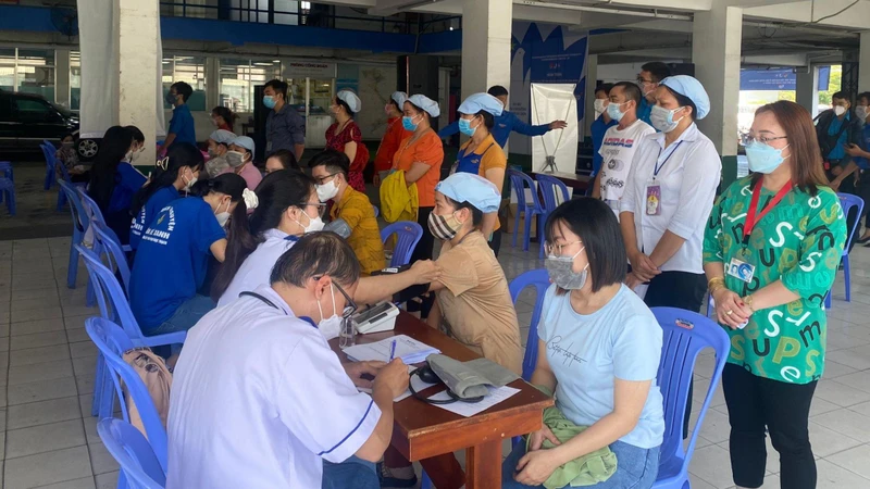 Khám sức khỏe cho công nhân. 