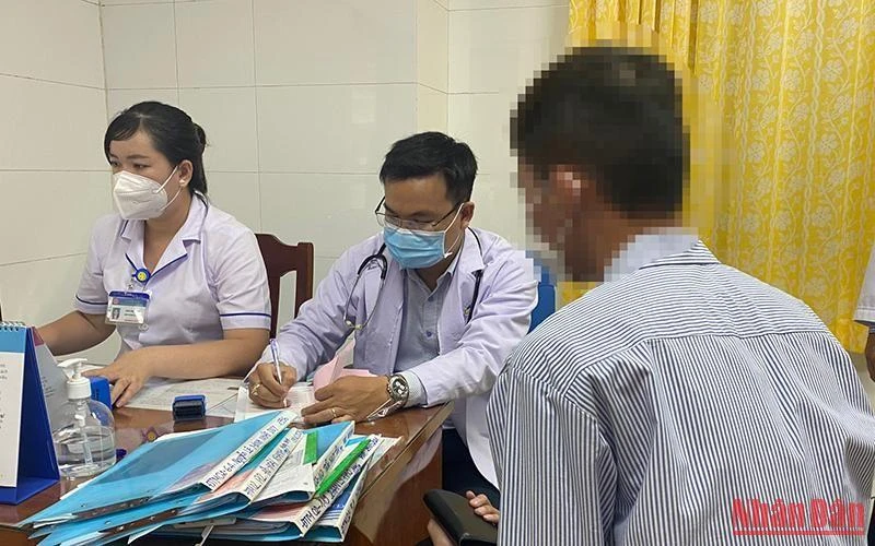 Bệnh nhân tái khám định kỳ và lấy thuốc điều trị ARV.