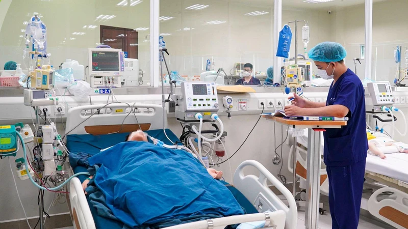 Bệnh nhi đuối nước nằm điều trị tại Bệnh viện Nhi Trung ương. 