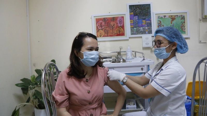Người dân tiêm mũi nhắc lại tại Bệnh viện E (Hà Nội).