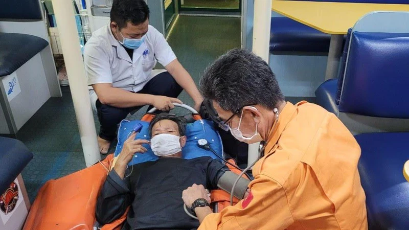 Bệnh nhân được tiếp cận y tế kịp thời, đưa về bờ an toàn. 