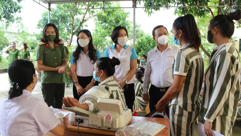 Bác sĩ Bệnh viện Phụ sản Hà Nội thăm khám sức khỏe cho nữ phạm nhân. 