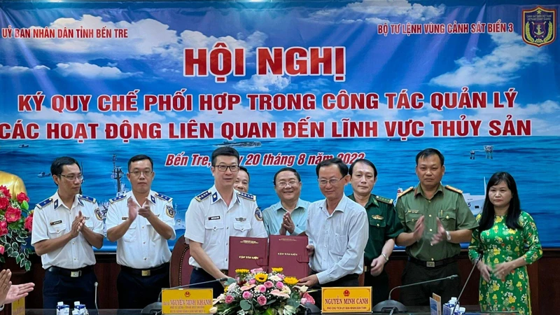 Lãnh đạo tỉnh Bến Tre và Bộ Tư lệnh Cảnh sát biển Vùng 3 ký kết quy chế phối hợp trong công tác quản lý các hoạt động liên quan đến lĩnh vực thủy sản.