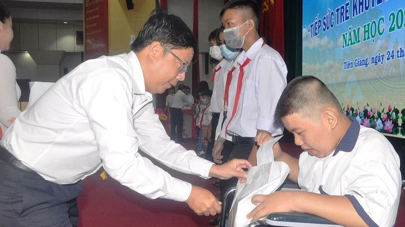 Trao học bổng cho học sinh khuyết tật.