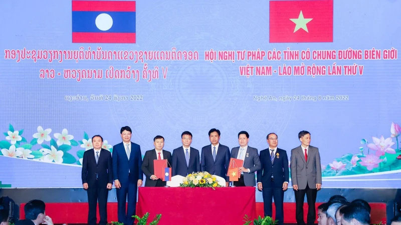 Lãnh đạo Bộ Tư pháp Việt Nam và Bộ Tư pháp Lào ký kết Chương trình hợp tác năm 2023.