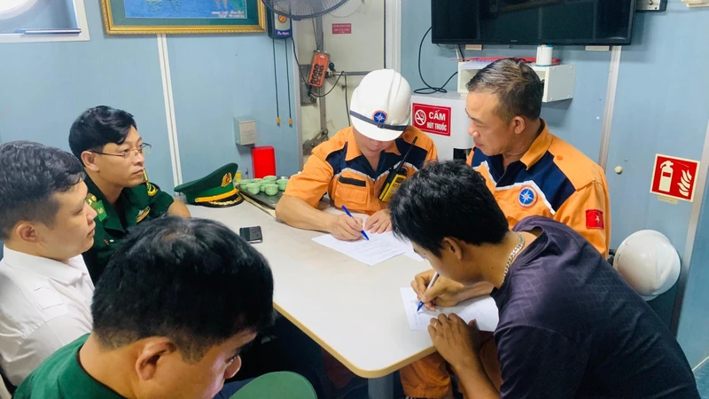 Bàn giao thuyền viên cho các cơ quan chức năng. 