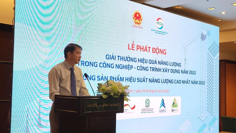 Ông Phương Hoàng Kim, Chánh Văn phòng Ban chỉ đạo Tiết kiệm năng lượng, Vụ Tiết kiệm Năng lượng và Phát triển bền vững (Bộ Công thương) phát biểu tại buổi lễ.