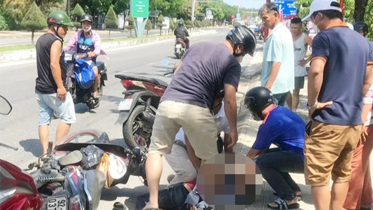 Lực lượng công an bắt giữ Trần Văn Sinh.