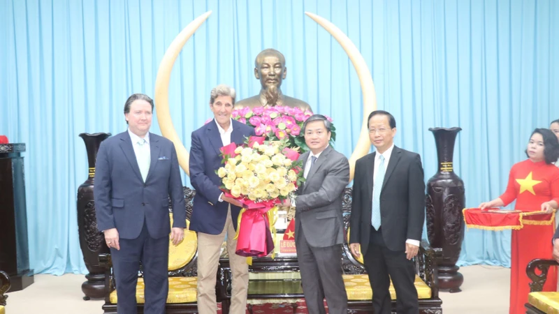Bí thư Tỉnh ủy Bến Tre tặng hoa cho Đoàn công tác.