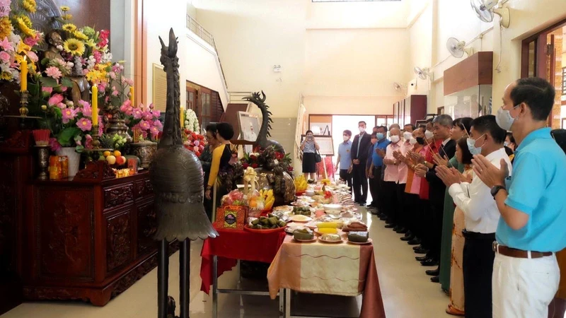 Lễ dâng hương tưởng niệm Chủ tịch Hồ Chí Minh tại khu di tích.