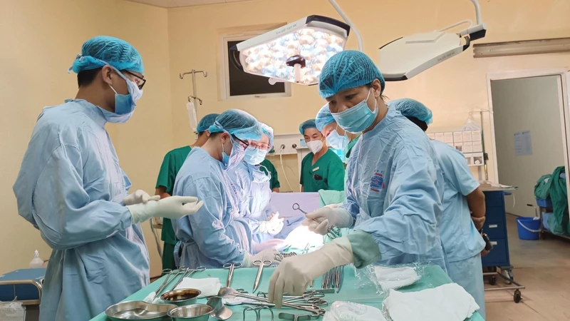 Các bác sĩ phẫu thuật lấy thai cho sản phụ. 