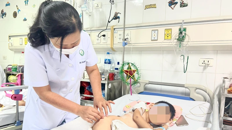 TS, BS Nguyễn Việt Hoa khám cho bệnh nhi. 