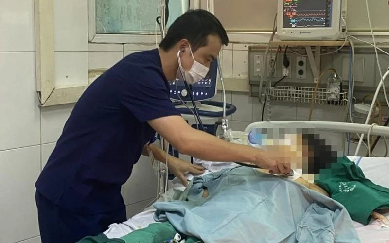 Bác sĩ khám cho bệnh nhân sốt xuất huyết. 