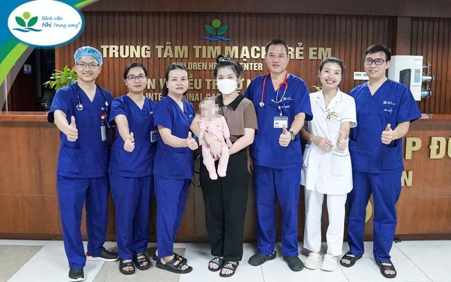 Hai mẹ con bé P.S chụp ảnh lưu niệm cùng các y bác sĩ Trung tâm Tim mạch – Bệnh viện Nhi Trung ương.