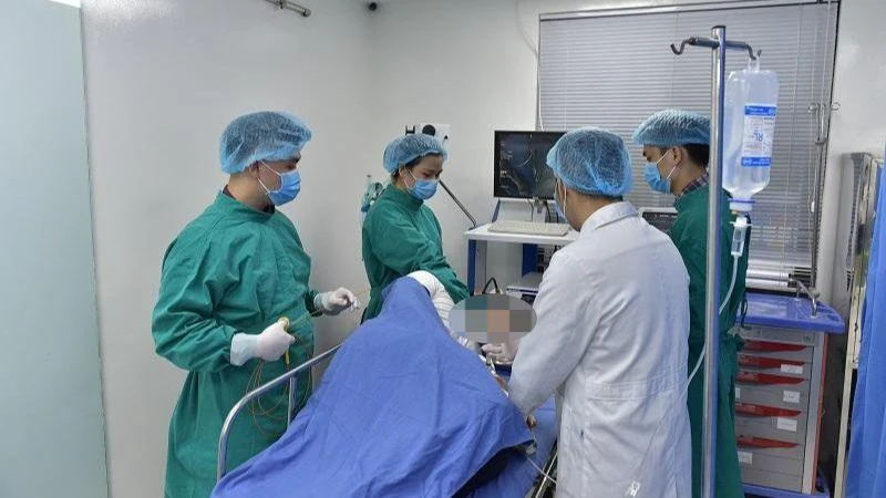 Nội soi đường tiêu hóa cho người bệnh. 