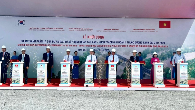 Nghi thức khởi công dự án.