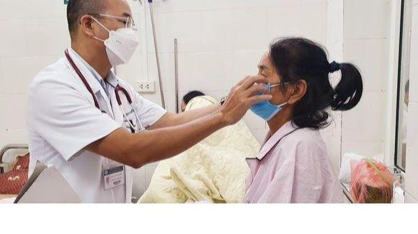 PGS, TS Đỗ Duy Cường khám cho người bệnh nhiễm nấm đen.