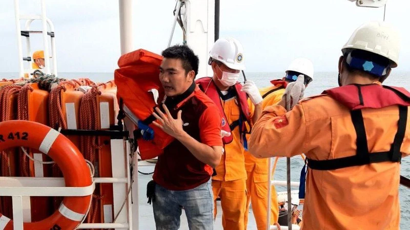 Ứng cứu thuyền viên kịp thời. 