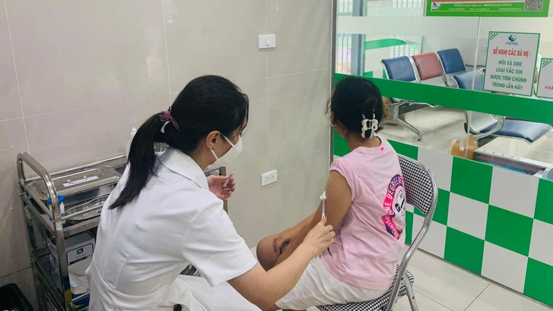 Người dân đang tiêm chủng vaccine tại Hệ thống tiêm chủng Safpo/potec.