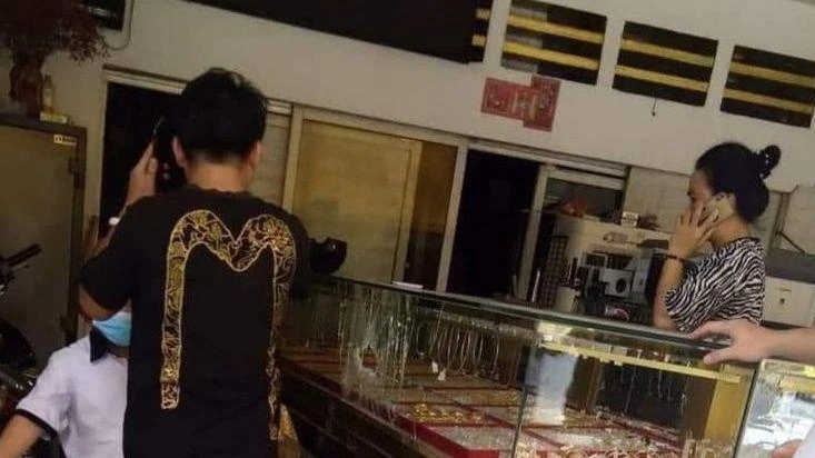 Tủ kính trưng bày vàng bị đập vỡ. 