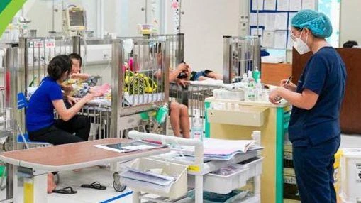 Trẻ bị đuối nước nằm điều trị tại Bệnh viện Nhi Trung ương.