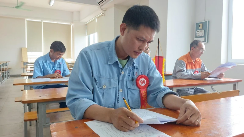 Các thí sinh bước vào phần thi lý thuyết.