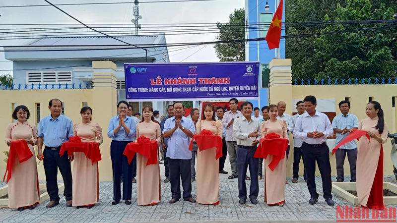 Lễ cắt băng khánh thành công trình nâng cấp, mở rộng trạm cấp nước xã Ngũ Lạc, huyện Duyên Hải.