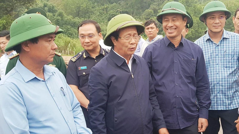 Phó Thủ tướng Lê Văn Thành kiểm tra điểm sụt, trượt trên Quốc lộ 15D.