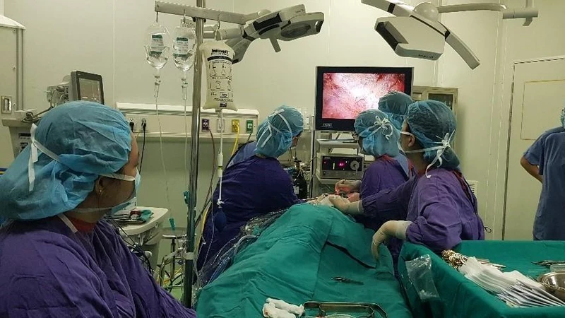 Các bác sĩ phẫu thuật cho bệnh nhân. 